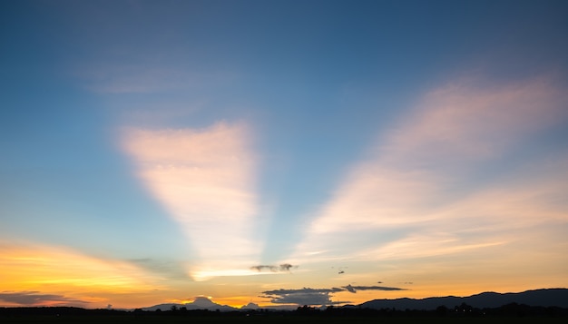 Colorido atardecer y amanecer con nubes. Color azul y naranja de la naturaleza. Muchas nubes blancas en el cielo azul. El clima es claro hoy. Puesta de sol en las nubes. El cielo es crepúsculo.