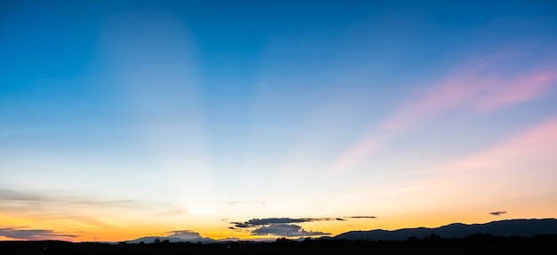 Colorido atardecer y amanecer con nubes. Color azul y naranja de la naturaleza. Muchas nubes blancas en el cielo azul. El clima es claro hoy. Puesta de sol en las nubes. El cielo es crepúsculo.