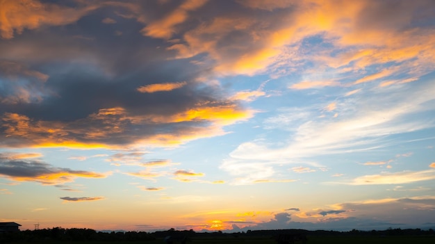 Colorido atardecer y amanecer con nubes Color azul y naranja de la naturaleza Muchas nubes en el cielo