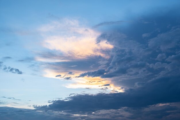 Colorido atardecer y amanecer con nubes Color azul y naranja de la naturaleza Muchas nubes en el cielo