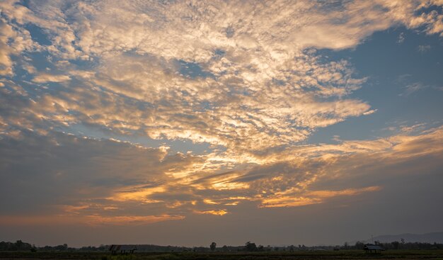 Colorido atardecer y amanecer con nubes