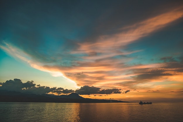 Colorido atardecer brillante cielo sobre la costa de la isla de komodo indonesia pintoresco paisaje las nubes