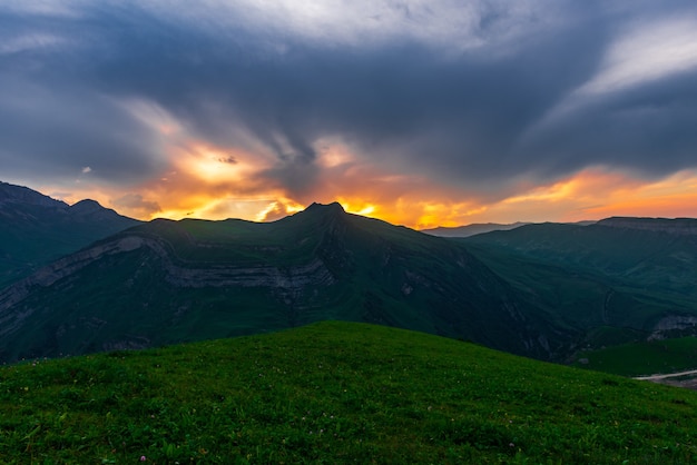 Colorido atardecer brillante en las montañas del Cáucaso