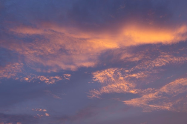 Colorido atardecer cielo nubes vívidas