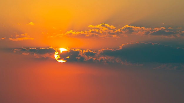 Foto colorido atardecer en el cielo de la tarde. la naturaleza y la belleza de las nubes.