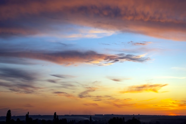 Colorido atardecer en el cielo de la tarde