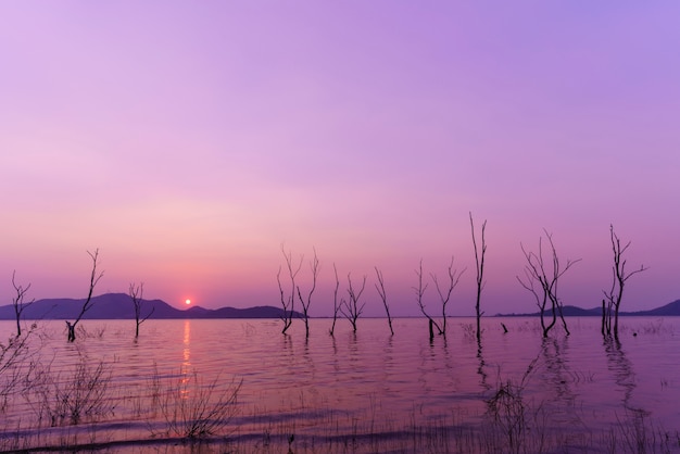 Colorido atardecer en el embalse de Bang Phra