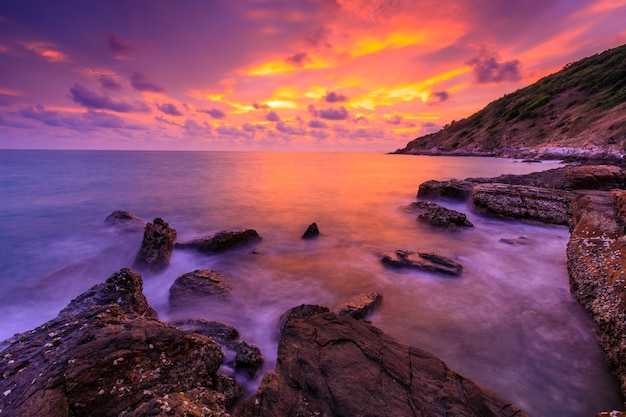 Colorido atardecer en el mar en Khaoleamya-mookoh samet national park