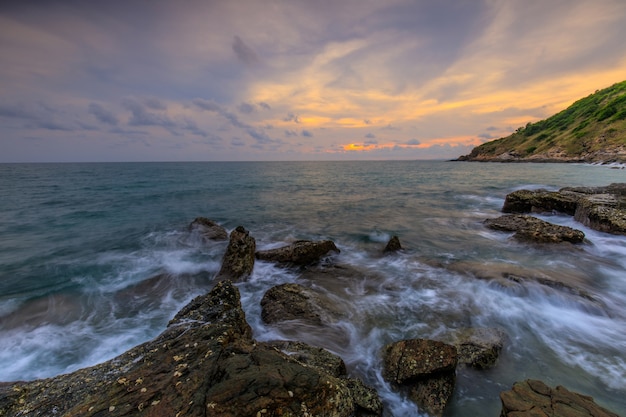 Foto colorido atardecer en el mar en khaoleamya-mookoh samet parque nacional provincia de rayong, thail