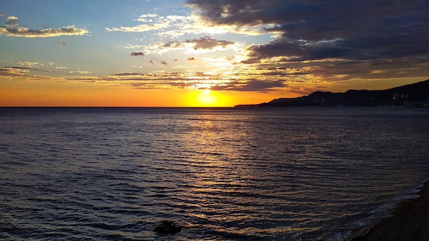 colorido atardecer en el mar