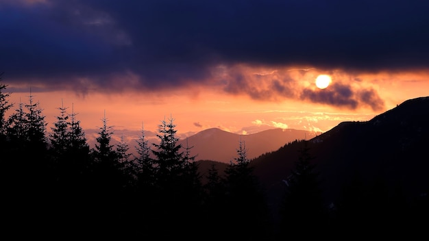 Colorido atardecer en las montañas. naturaleza y paisajes asombrosos