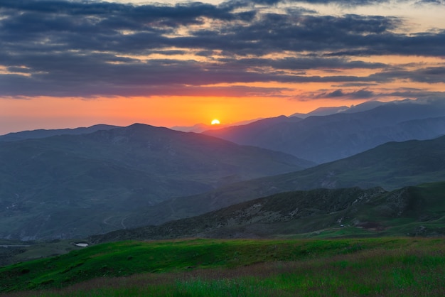 Colorido atardecer en las montañas