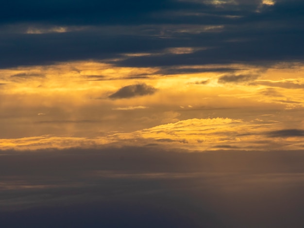 Colorido atardecer con muchas nubes y un ambiente espectacular