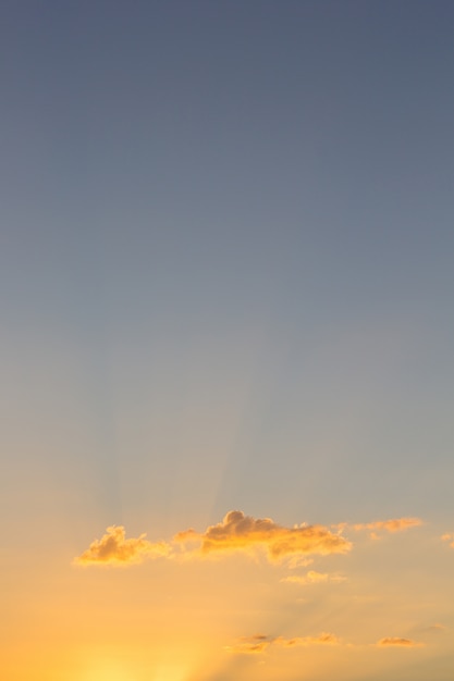 Colorido atardecer con nubes