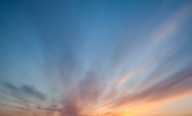 Colorido atardecer o amanecer en el cielo.