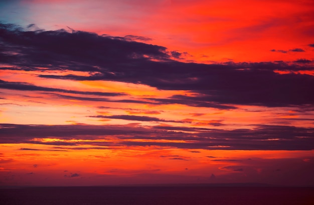 Colorido atardecer en el océano Índico