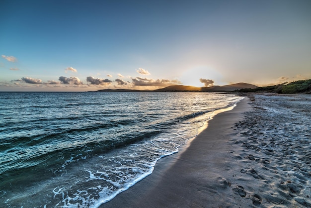 Colorido atardecer en la playa de Alghero