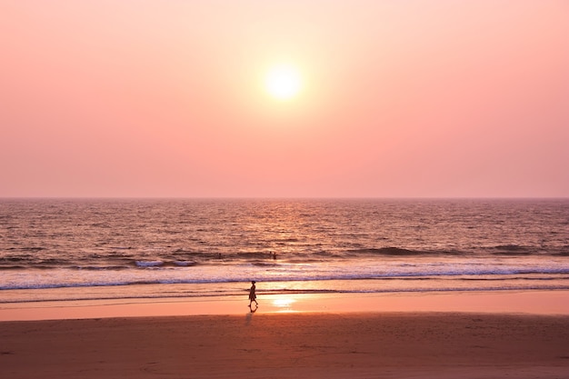 Colorido atardecer en la playa. Goa, India