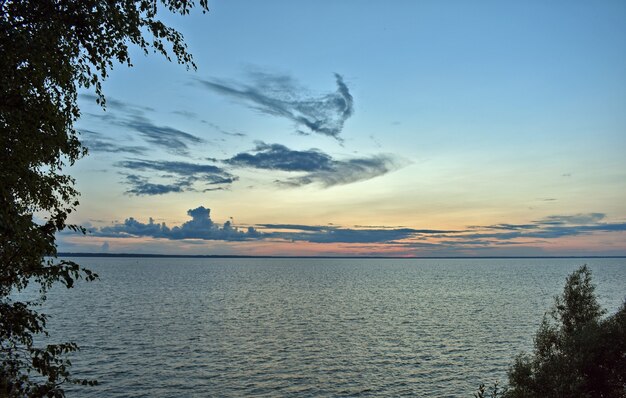 Colorido atardecer en el río Volga