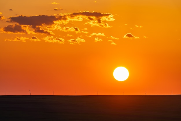 Colorido atardecer sobre campos de cultivo