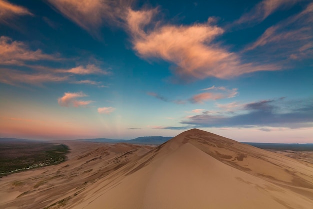 Colorido atardecer sobre las dunas del desierto de Gobi Mongolia