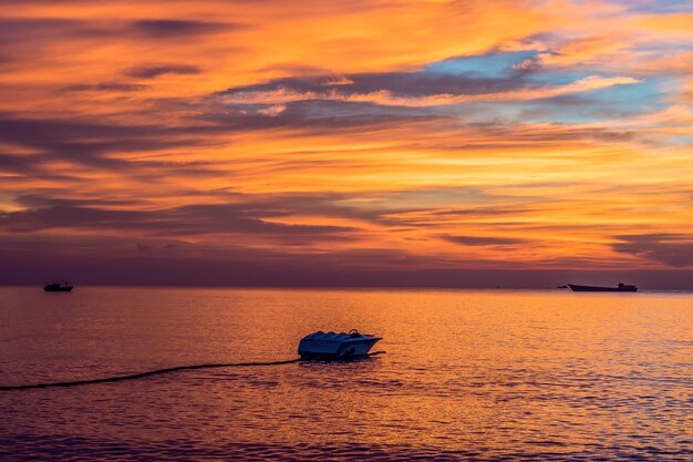 Colorido atardecer sobre el mar