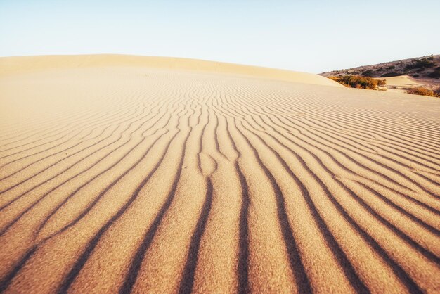 Foto colorido atardecer sobre el misterioso desierto de turquía