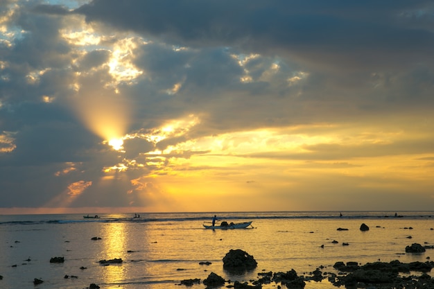 Colorido atardecer sobre el océano en Maldivas