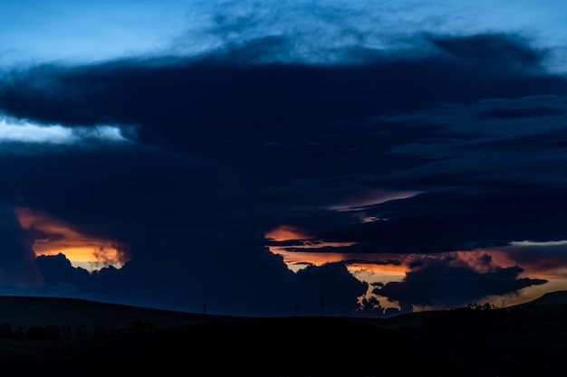 Colorido atardecer sobre el paisaje