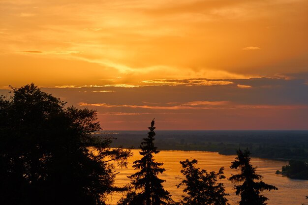 Colorido atardecer sobre el río Volga en Nizhny Novgorod, Rusia.