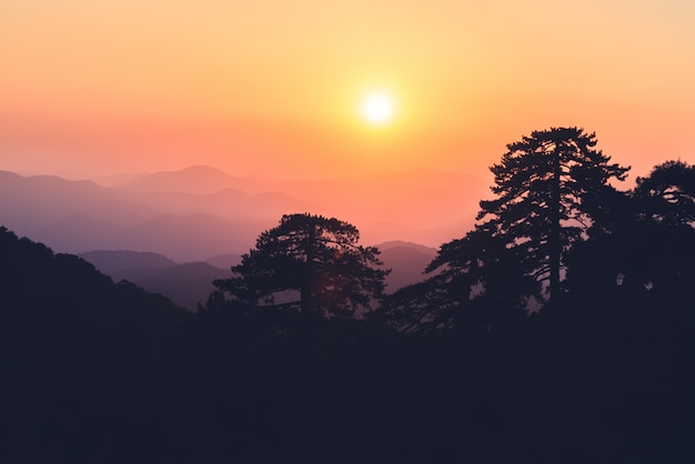 Colorido atardecer sobre la silueta de las montañas