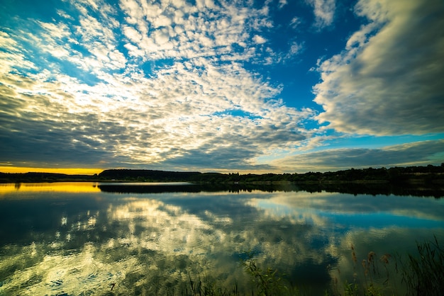 Colorido atardecer de verano en el lago