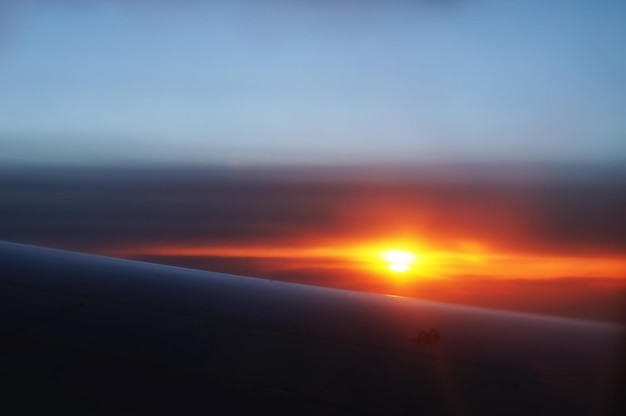 El colorido atardecer desde la vista de un avión