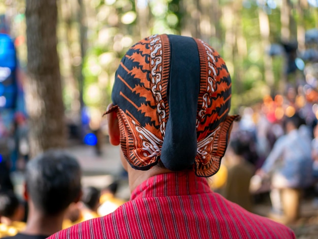 Un colorido Blangkon, un tocado tradicional javanés usado por hombres y hecho de tela batik.