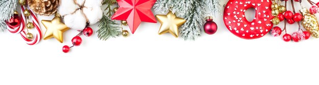 Colorido borde navideño con decoración navideña aislada sobre fondo blanco Composición navideña Navidad invierno Año nuevo concepto Vista plana superior con espacio de copia