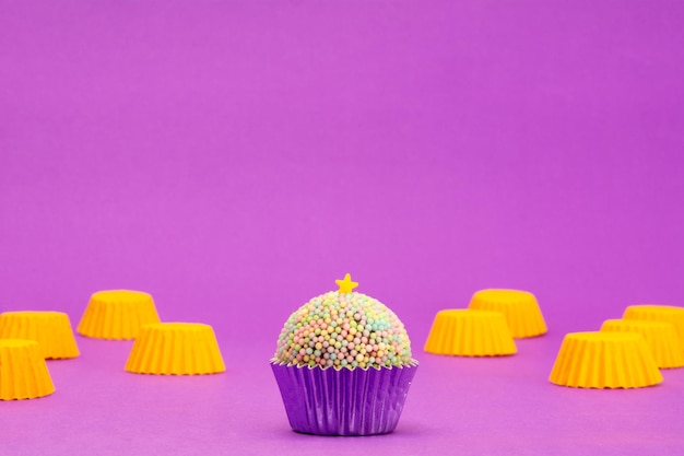 Colorido brigadeiro gourmet, dulce tradicional brasileño, sobre fondo púrpura