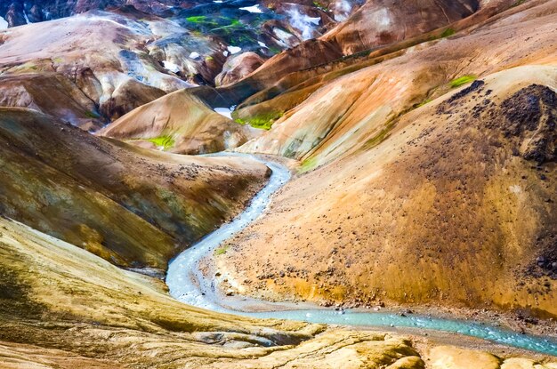 Colorido campo de aguas termales geotérmicas volcánicas Kerlingafjoll