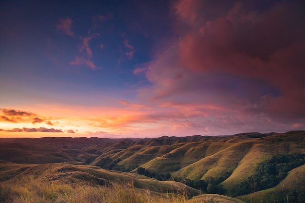 Colorido cielo al atardecer sobre panorama de montaña