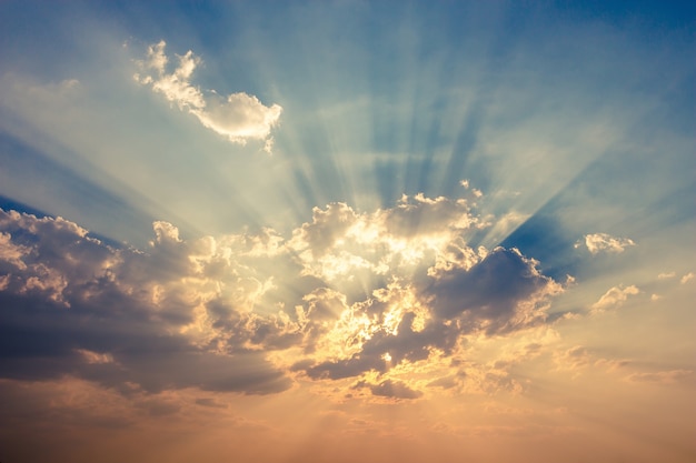 Foto colorido cielo dramático con nubes al atardecer. cielo con fondo de sol