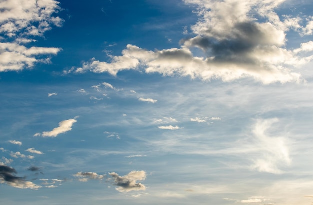 Colorido cielo dramático con nubes al atardecer hermoso cielo con fondo de nubes