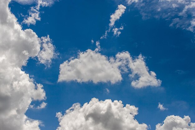 Colorido cielo dramático con nubes al atardecer hermoso cielo con fondo de nubes