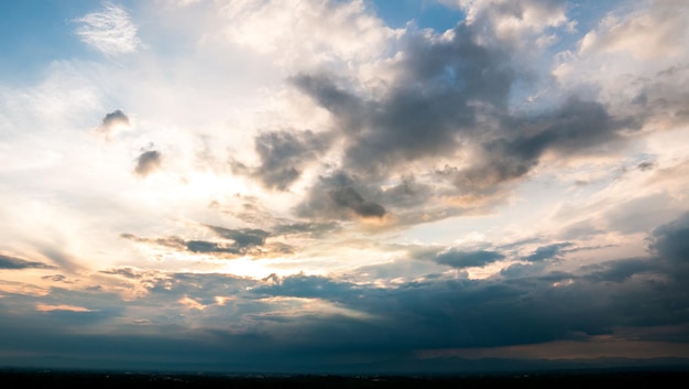 Colorido cielo dramático con nubes al atardecer hermoso cielo con fondo de nubes