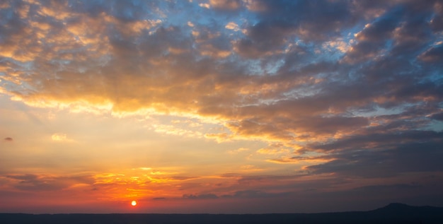 Colorido cielo dramático con nubes al atardecer hermoso cielo con fondo de nubes