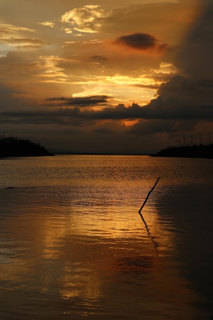 colorido cielo dramático con nubes al atardecer. puesta de sol en el lago