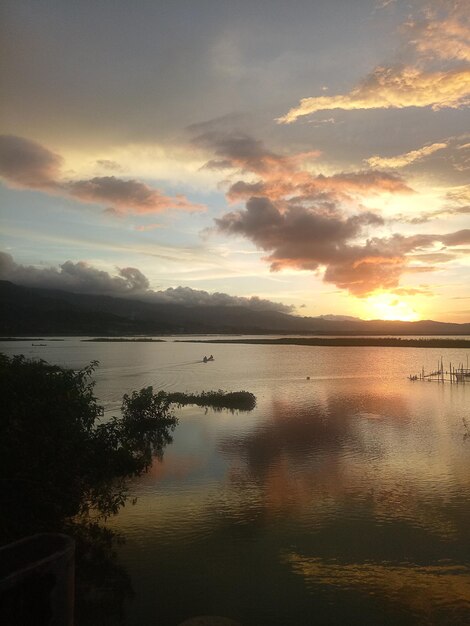 colorido cielo dramático con nubes al atardecer. puesta de sol en el lago