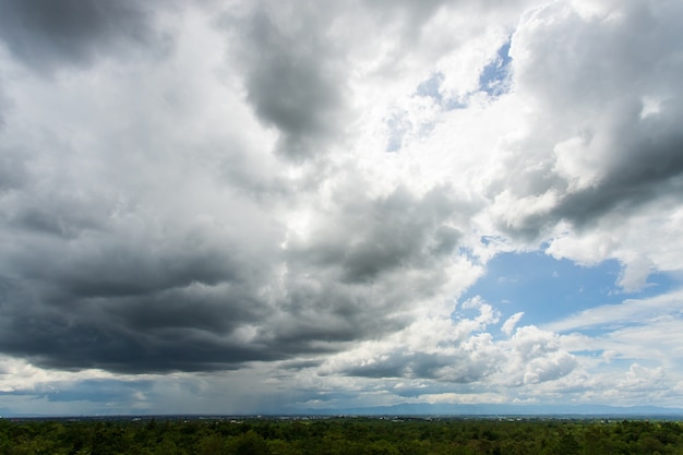 Foto colorido cielo dramático con nubes al atardecer en el río