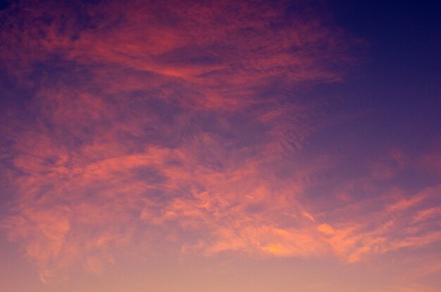 colorido cielo dramático con nubes al atardecer