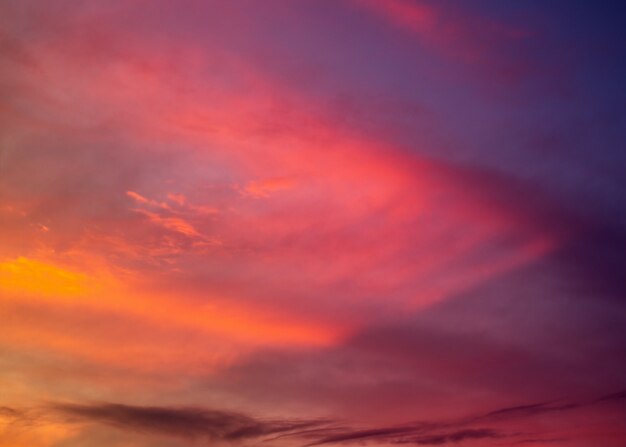 Colorido cielo dramático con nubes al atardecer