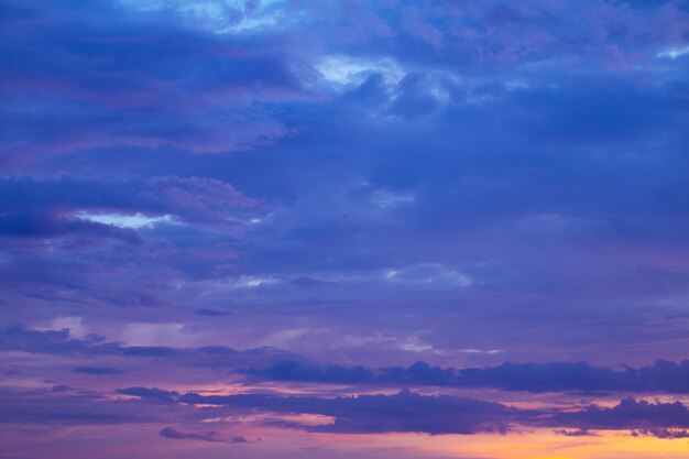 Colorido cielo dramático con nubes al atardecer