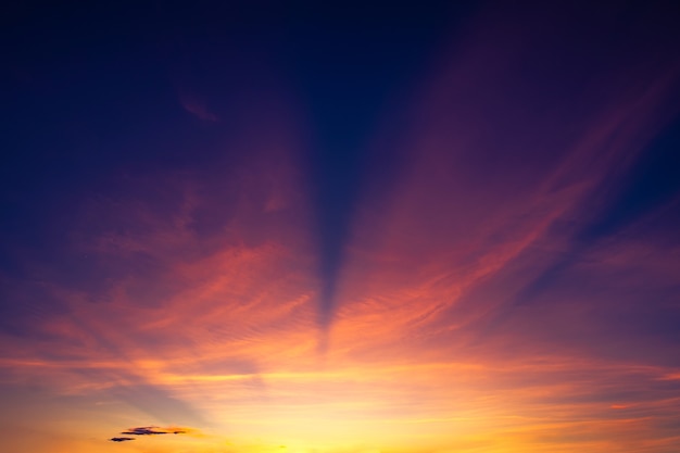 Colorido cielo dramático con nubes al atardecer